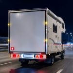 Terpo Komplet osvetlitve za prikolico s 7-polnim vtičem – 2 zadnji luči, luči za tablico, meglenka, reflektorji in kabli za varno osvetlitev