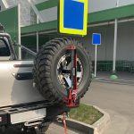Terpo Nosilec za rezervno kolo za farm dvigalko (5″–6,75″) – prostorsko varčno jekleno držalo za shranjevanje dvigalke na rezervnem kolesu