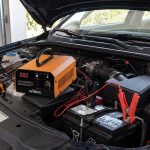 Terpo Polnilec akumulatorja 6–12 V, nastavljiv tok 3–10 A, za akumulatorje 10–150 Ah – LCD zaslon, ročaj za prenašanje